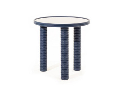 Compact side table in an elegant design - practical and stylish at the same time